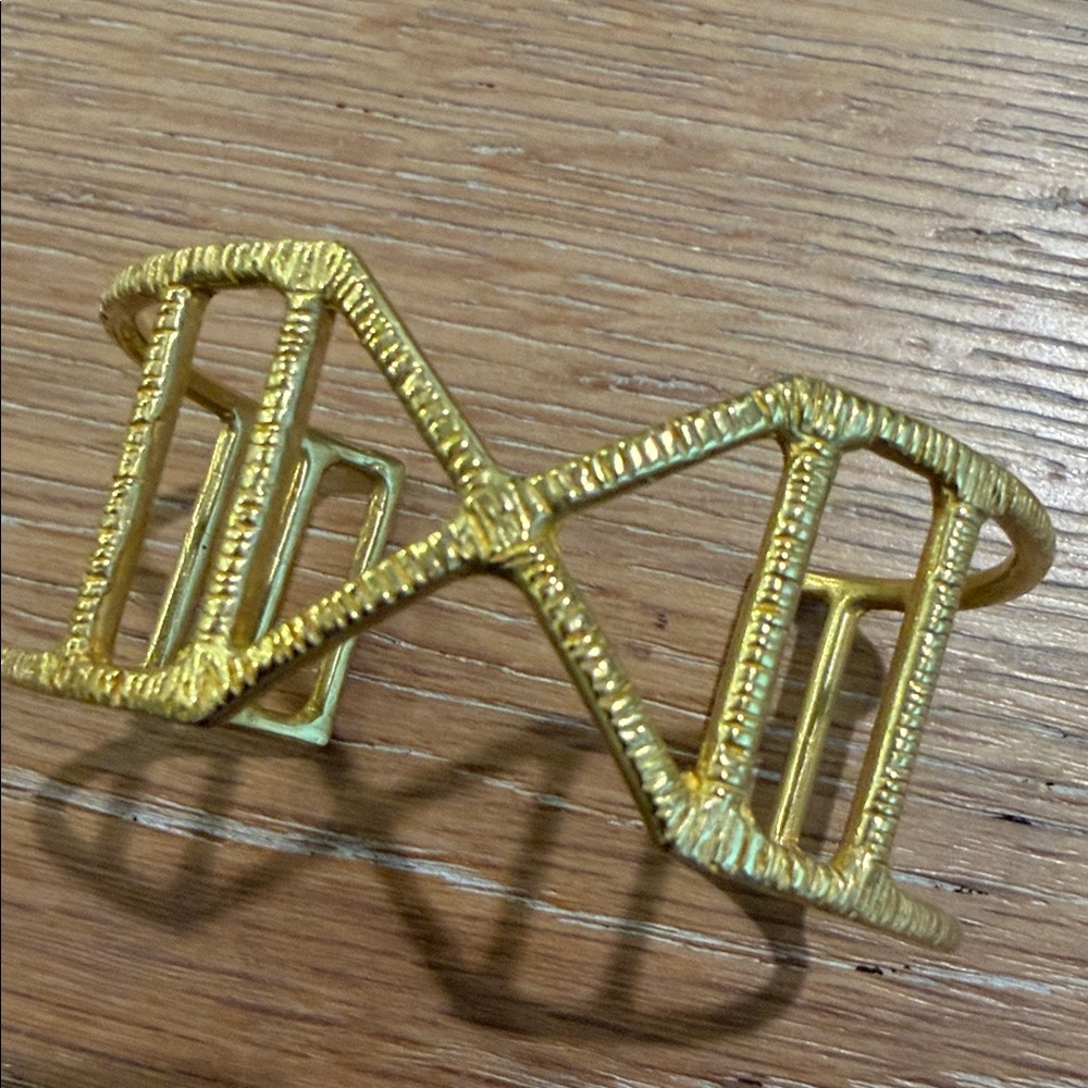 Emblem Cuff - Picture 5 of 10